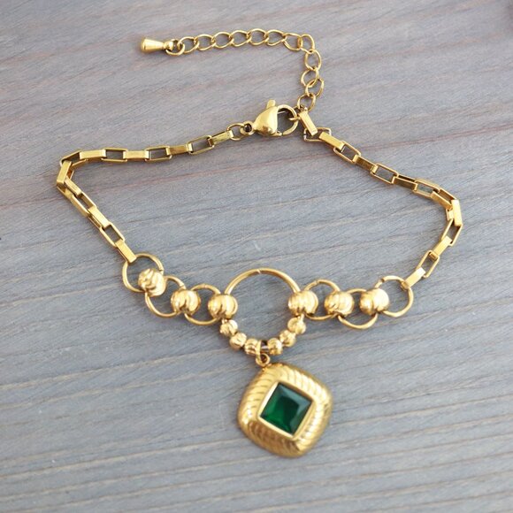 Jewelry - Diamond Shape Style Classic Look Beads and Rectangular Chain Bracelet